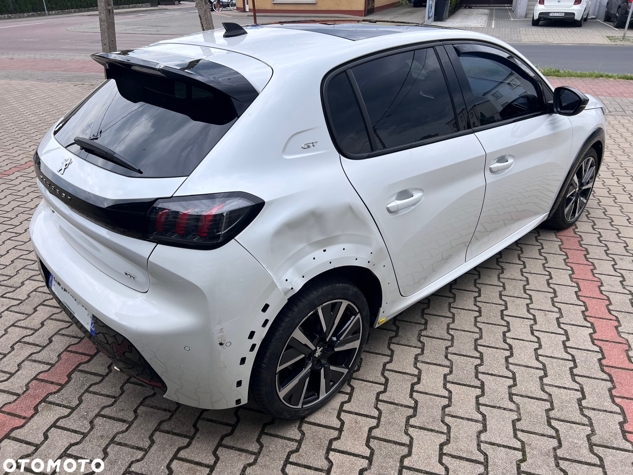 Peugeot 208 PureTech 100 EAT8 GT - 4