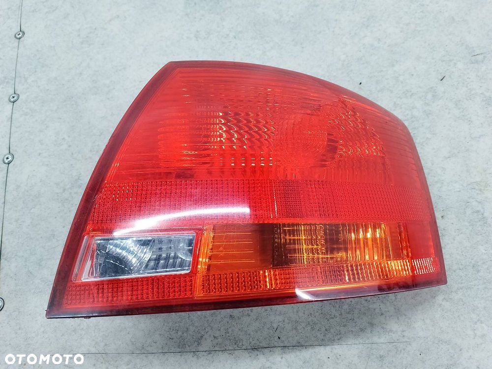 LAMPA TYLNA PRAWA AUDI A4 B7 8E9945096E 484002 KOMBI - 2