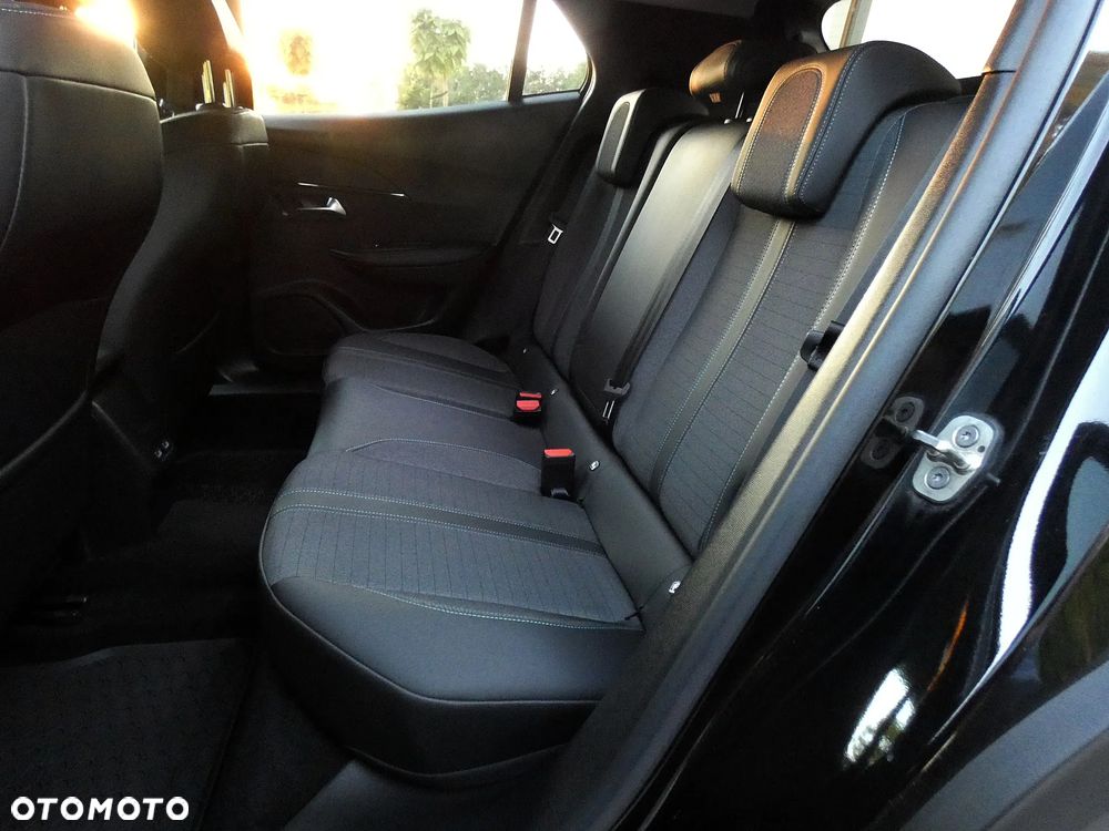 Peugeot 2008 1.2 PureTech Allure S&S EAT8 - 34