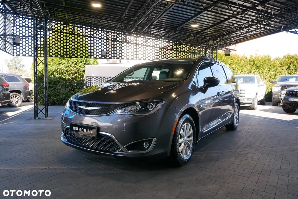 Chrysler Pacifica - 1