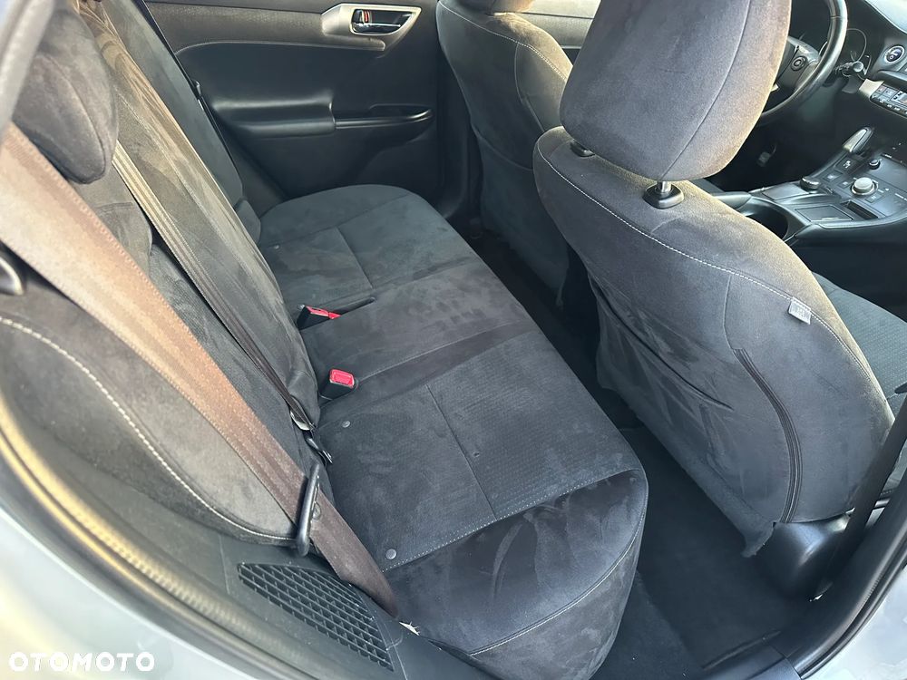 Lexus CT ver-200h - 26