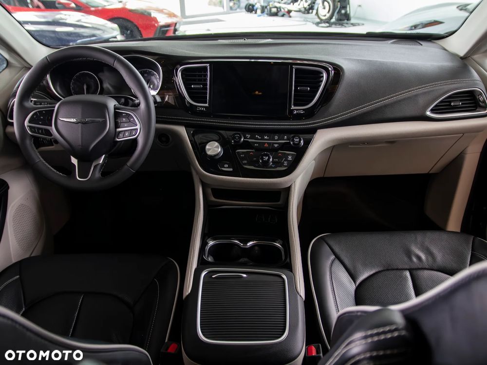 Chrysler Pacifica - 16
