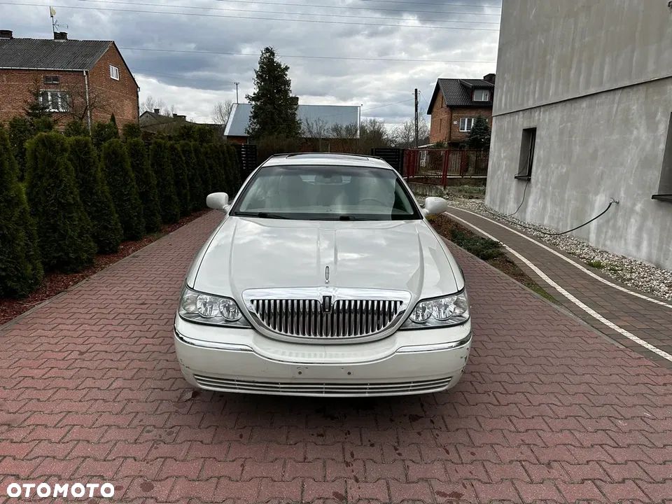 Lincoln Town Car - 1