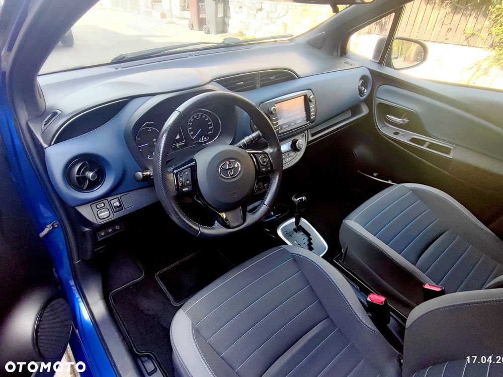 Toyota Yaris Hybrid 100 Selection Platinum - 16