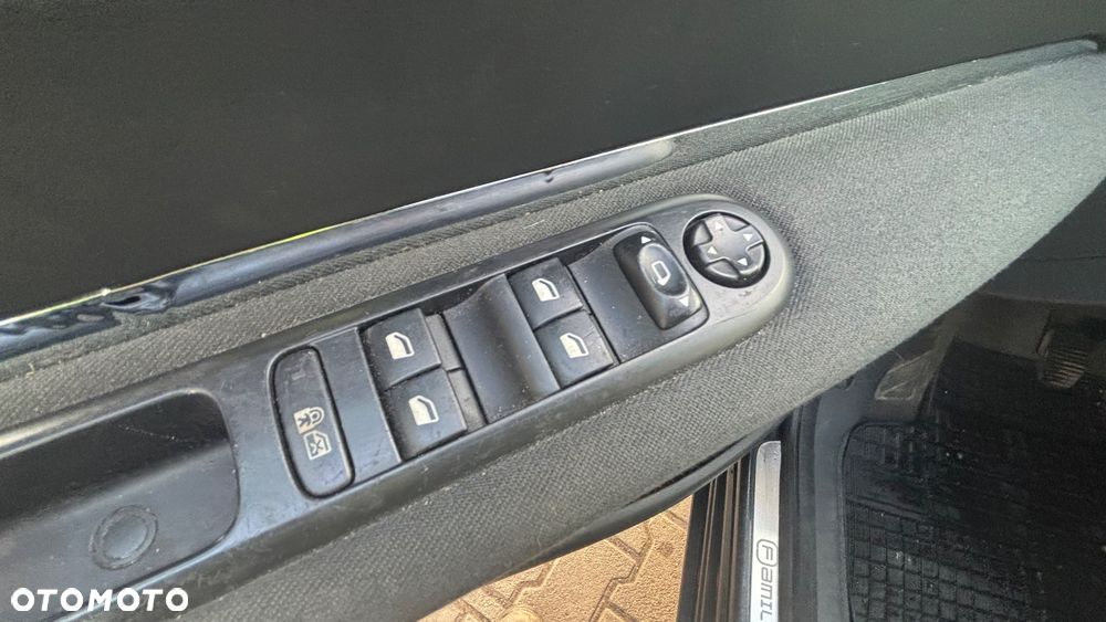 Peugeot 5008 1.6 THP Family 7os - 24