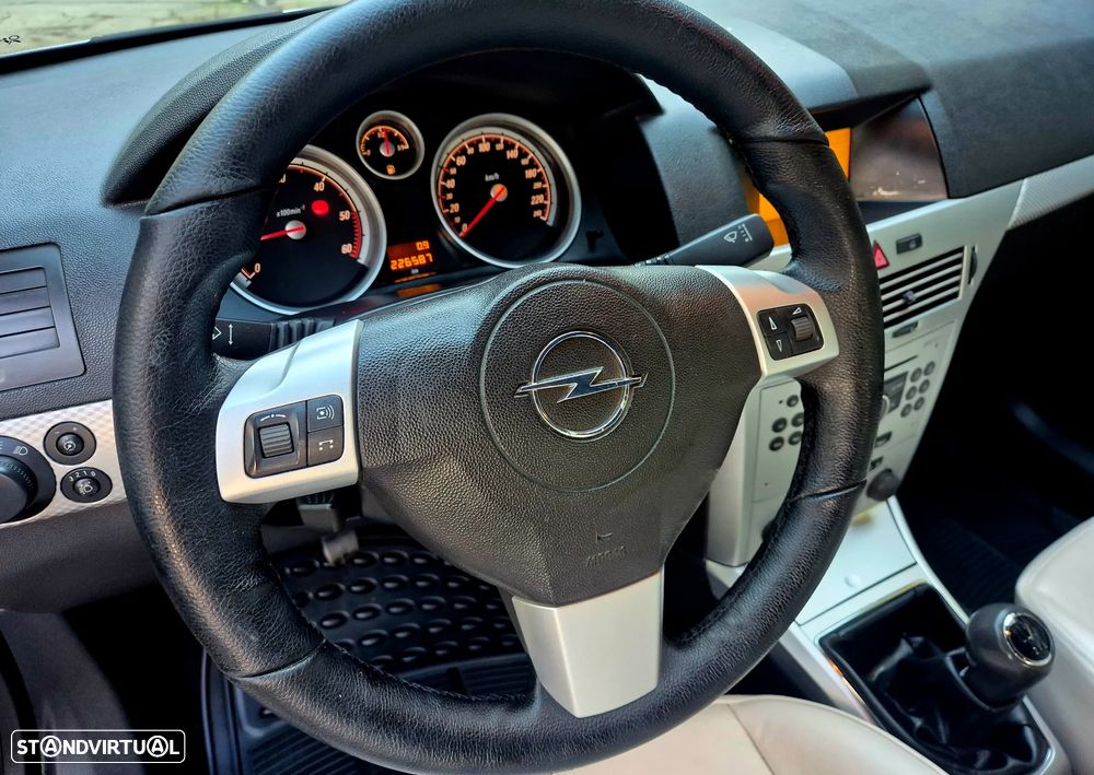 Opel Astra GTC 1.9 CDTI DPF Sport - 3