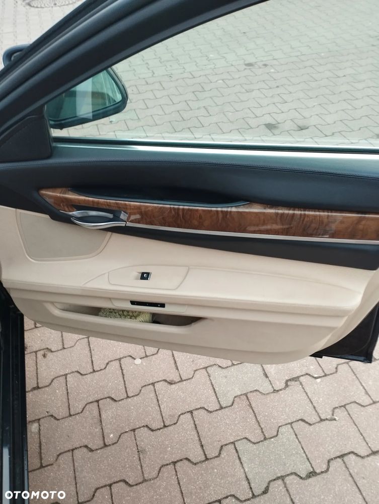 BMW Seria 7 740i - 8