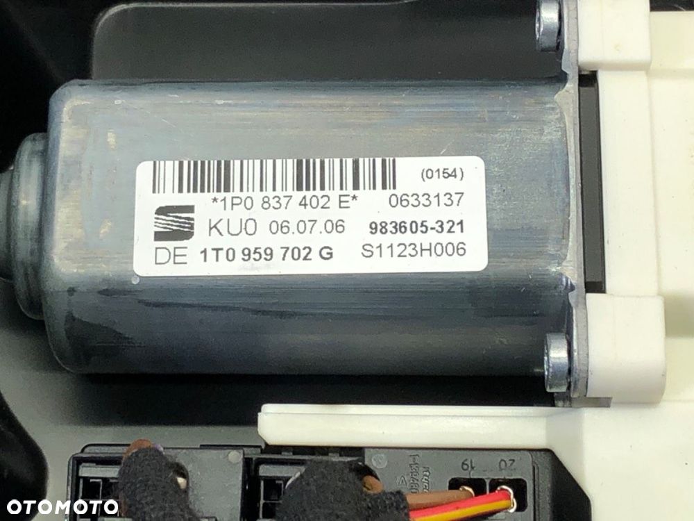 PODNOŚNIK SZYBY PRAWY PRZÓD  SEAT LEON (1P1) 2005 - 2013 1.6 75 kW [102 KM] benzyna 2005 - 2012 - 4