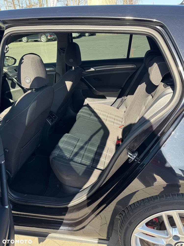 Volkswagen Golf - 10