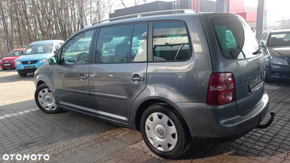 Volkswagen Touran 1.6 FSI Trendline - 6