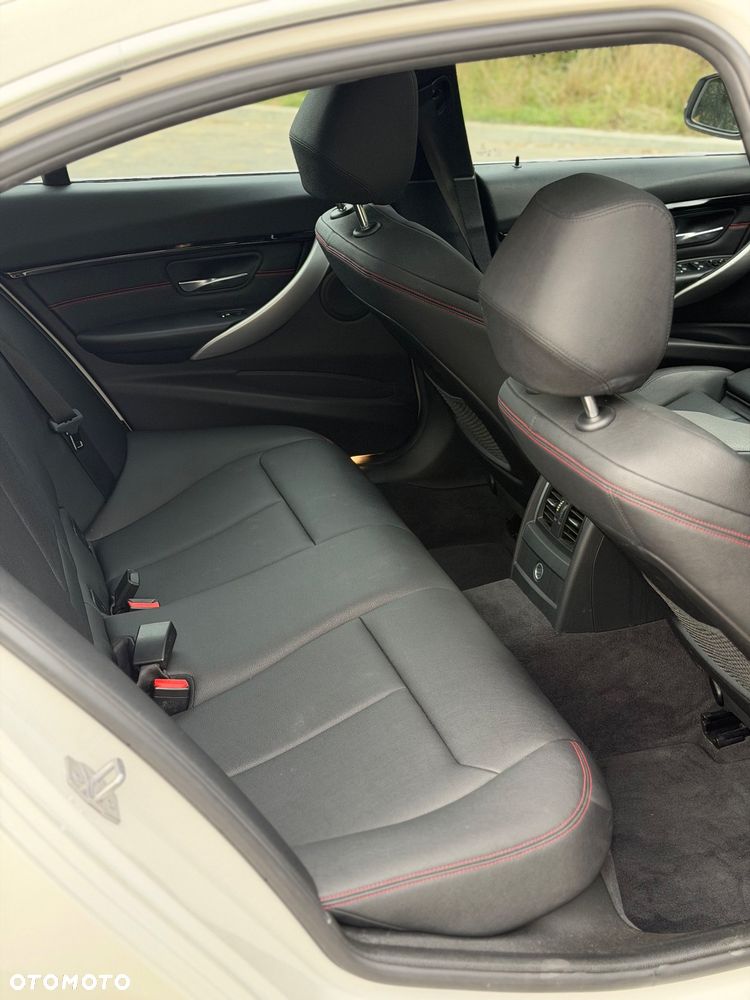 BMW Seria 3 330i - 10