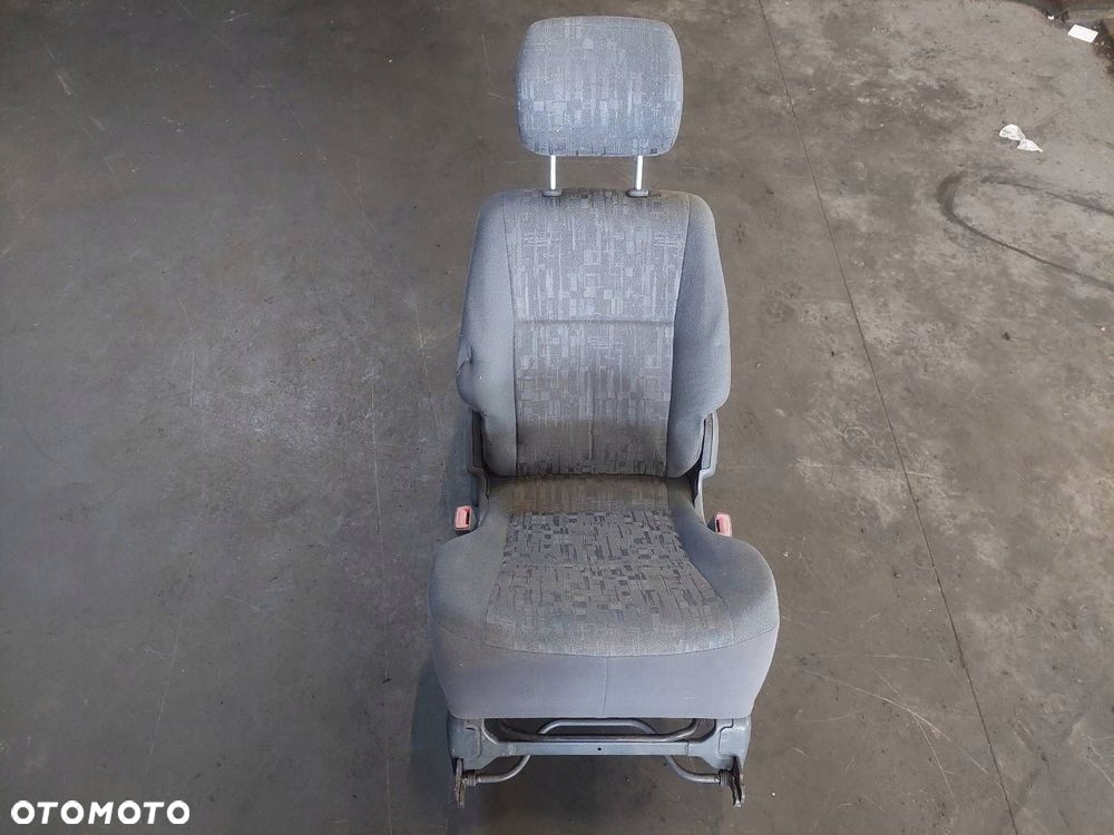 FOTEL DRUGI RZĄD TOYOTA PREVIA II - 1