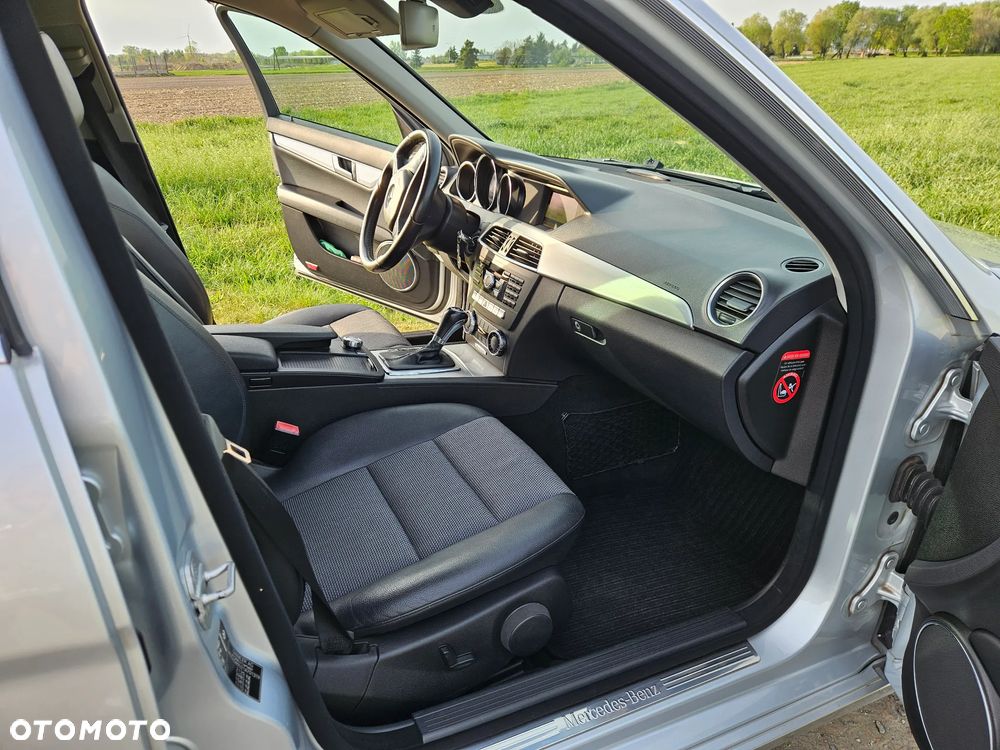 Mercedes-Benz Klasa C 220 CDI DPF (BlueEFFICIENCY) 7G-TRONIC Avantgarde - 14