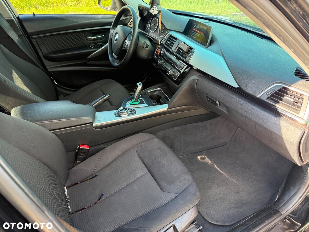 BMW Seria 3 320i - 10