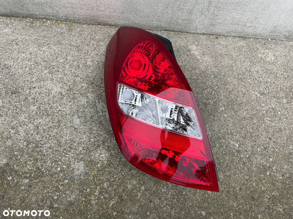 LAMPA TYLNA LEWA HYUNDAI i20  2008-2012 - NOWA - 1
