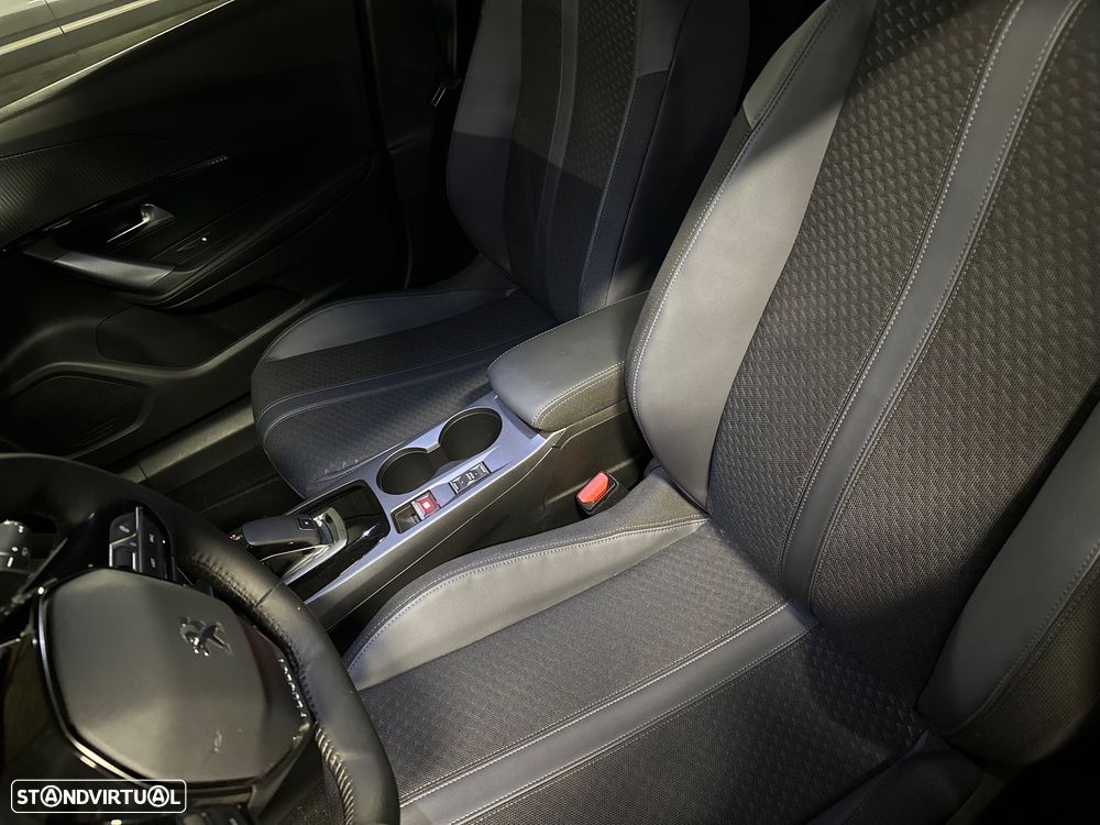 Peugeot 2008 1.2 PureTech Allure EAT8 - 11