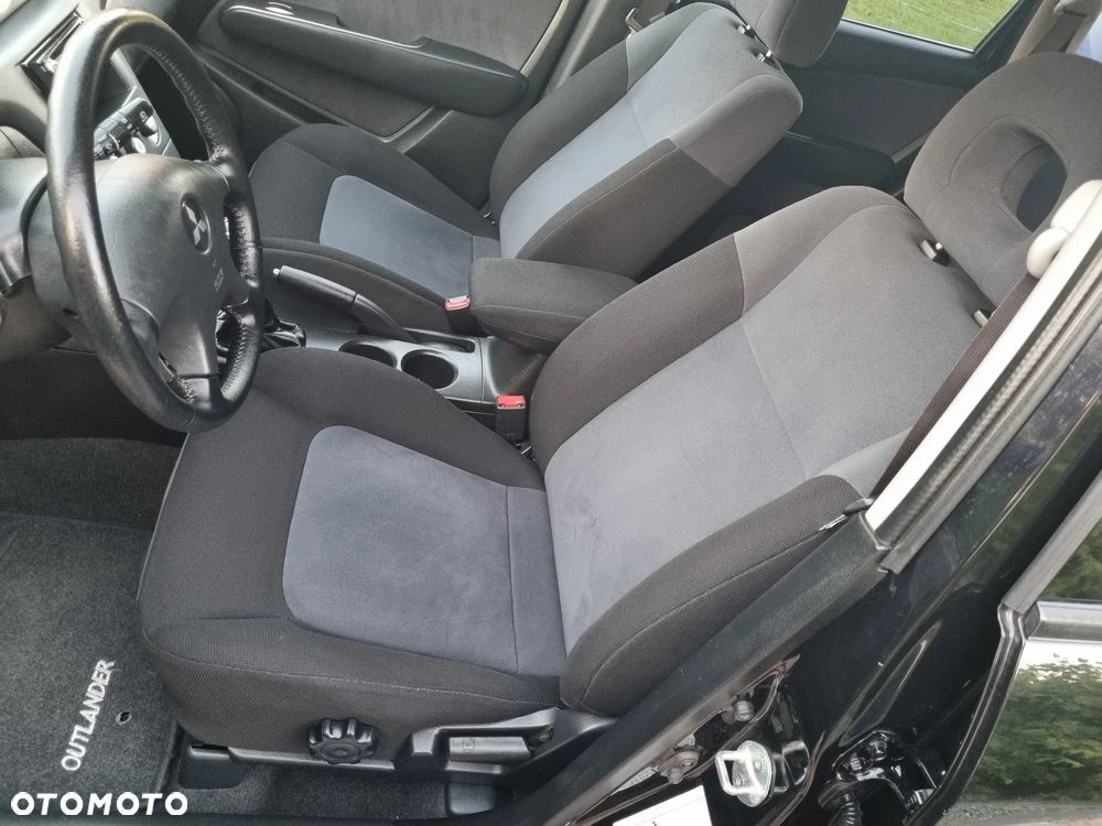 Mitsubishi Outlander 2.0 Intense DAKAR - 12