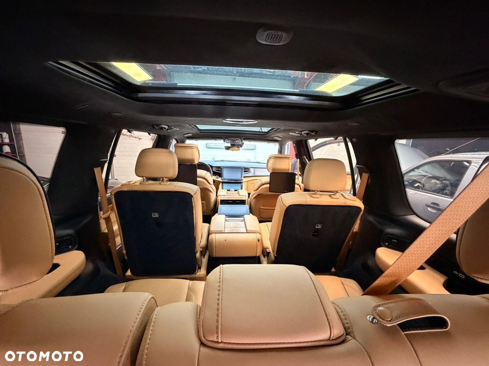 Jeep Grand Wagoneer - 15