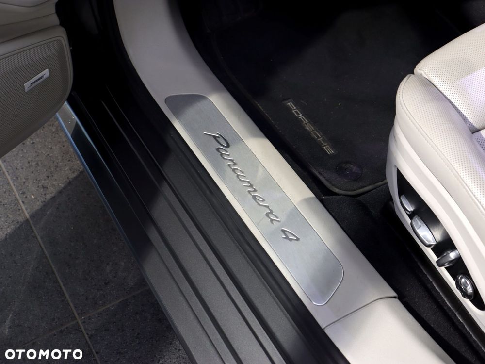 Porsche Panamera 4 E-Hybrid - 30