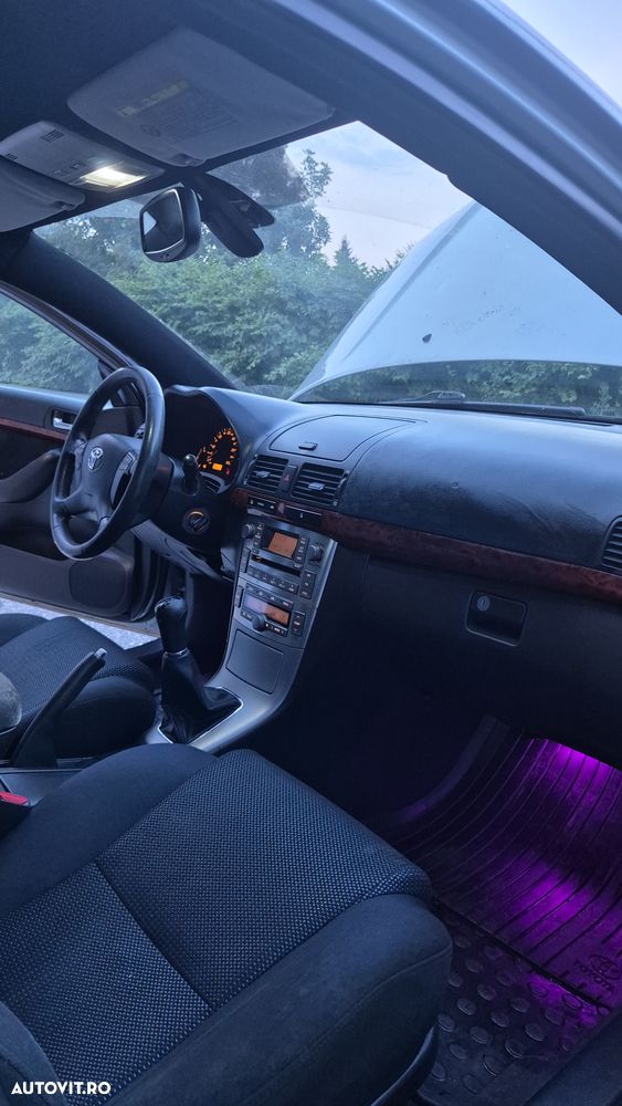 Toyota Avensis 1.6 Sedan Luna - 17