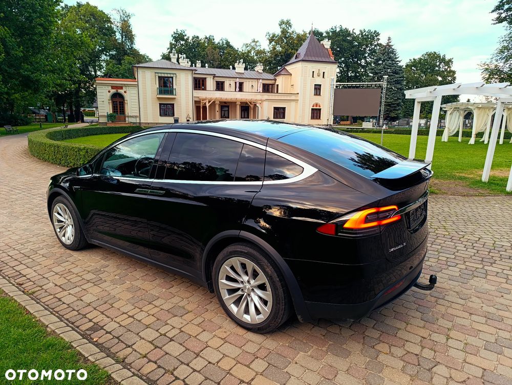 Tesla Model X - 24