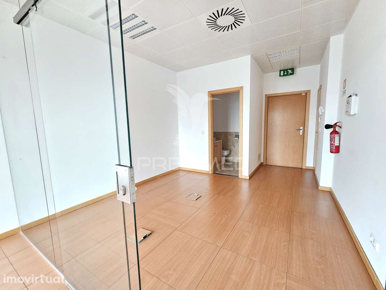 Escritório com vista rio, WC privativo e estacionamento - Grande imagem: 5/17