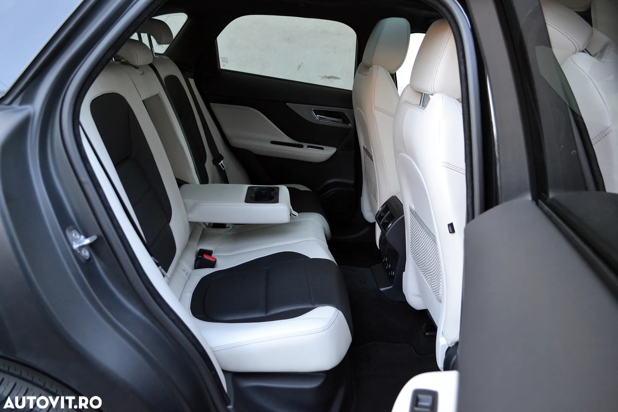 Jaguar F-Pace S AWD - 8