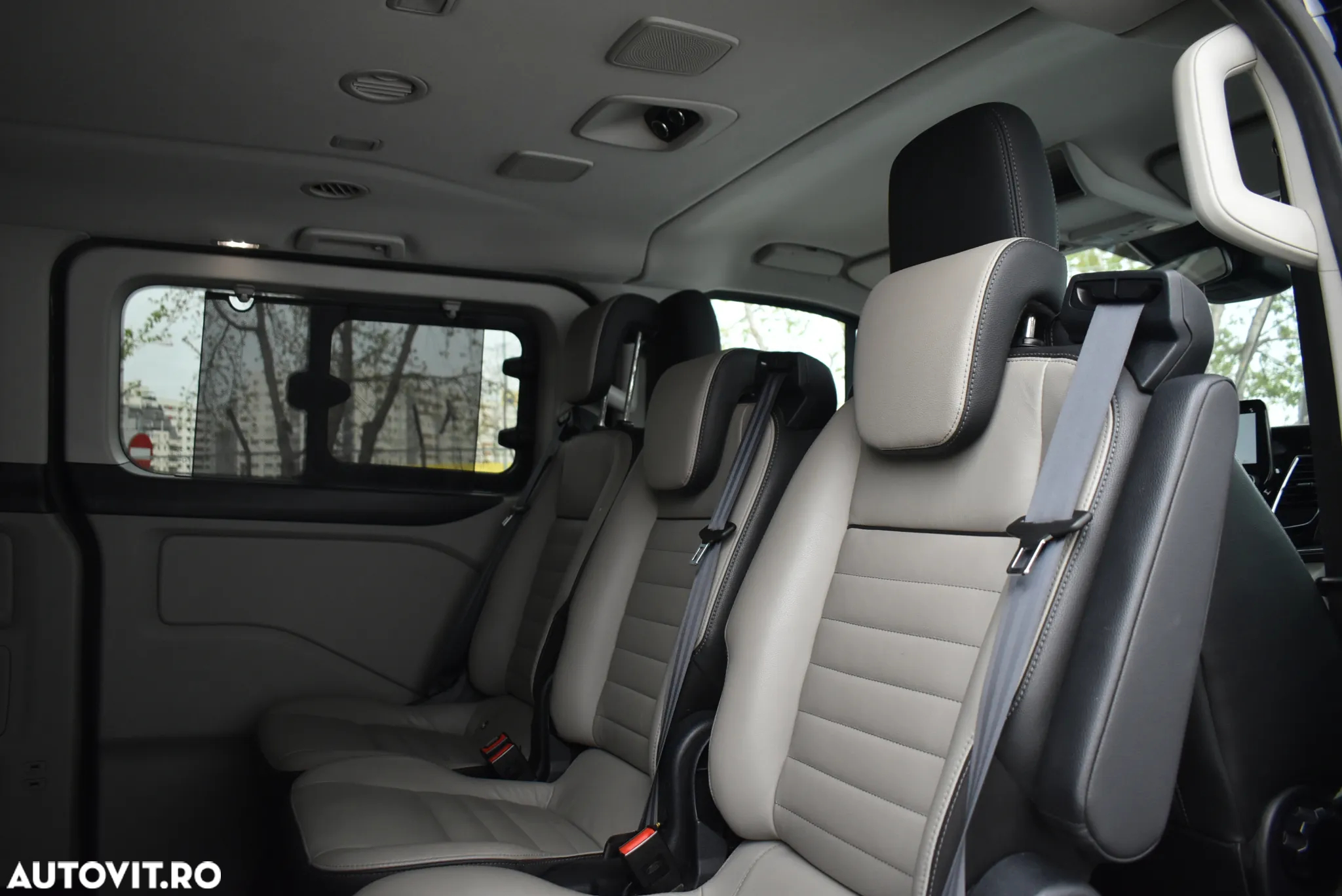 Ford Tourneo Custom Bus 320 2.0 EcoBlue 170 CP L2H1 Titanium Aut. - 10