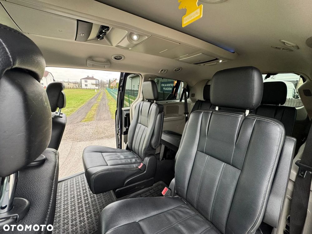 Chrysler Town & Country - 10