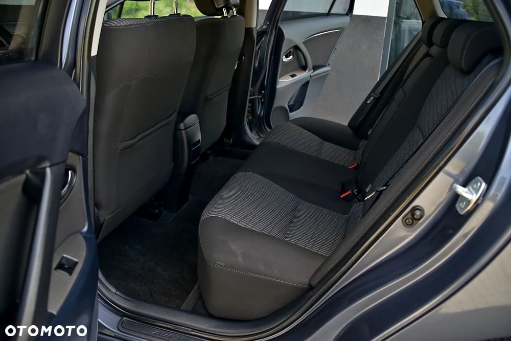Toyota Avensis 1.6 Premium - 26