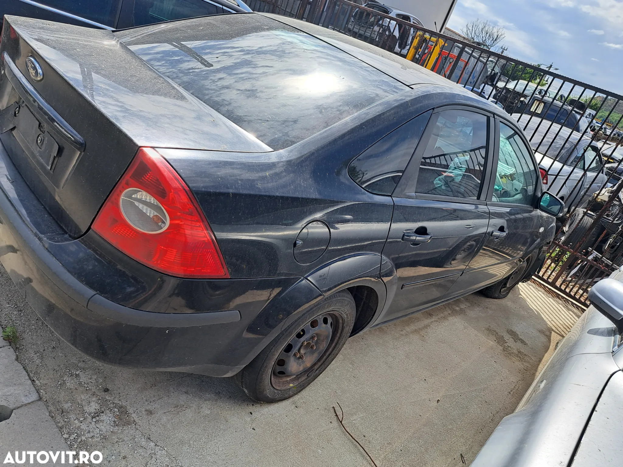 Dezmembram Ford Focus 2 1.6 16 v SHDA berlina - 2