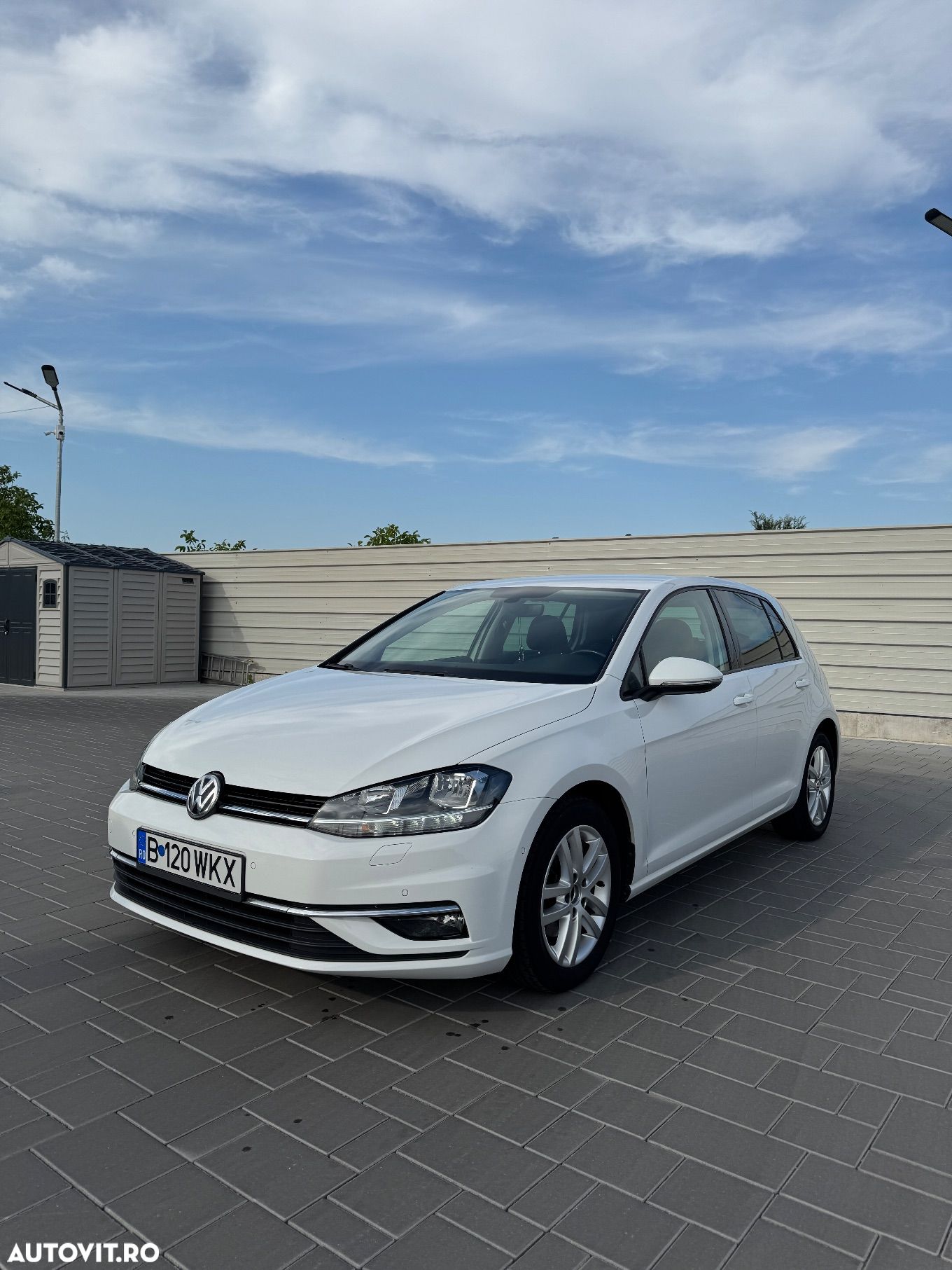 Volkswagen Golf - 1
