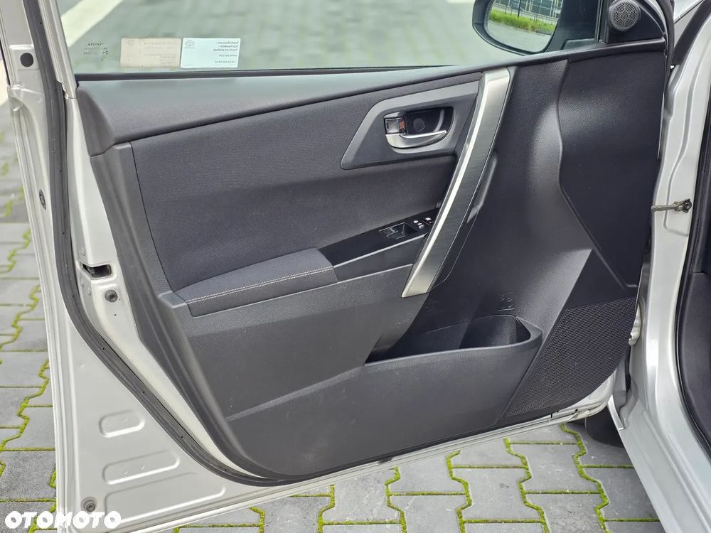 Toyota Auris 2.0 D-4D Prestige - 33