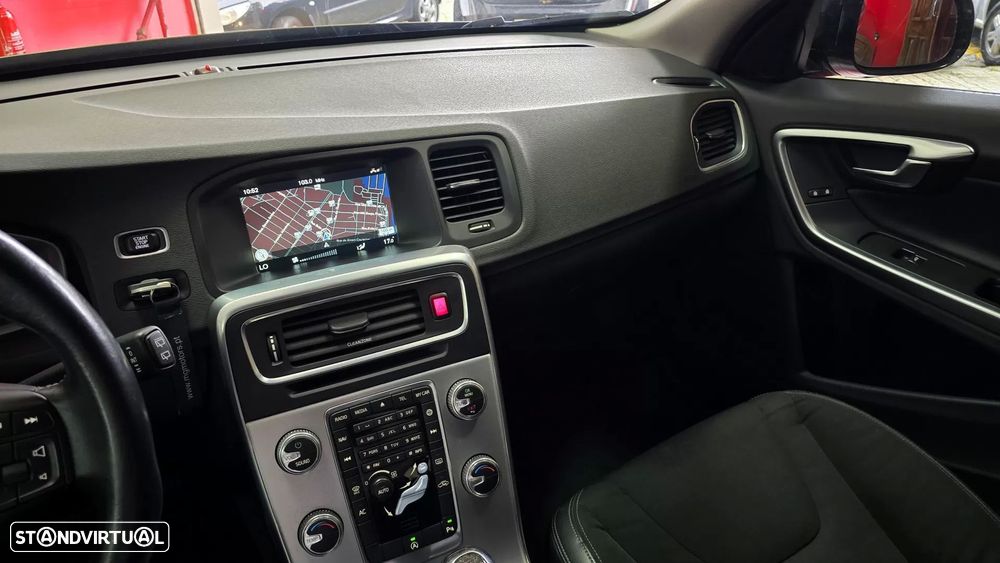 Volvo V60 Cross Country 2.0 D3 Momentum - 25