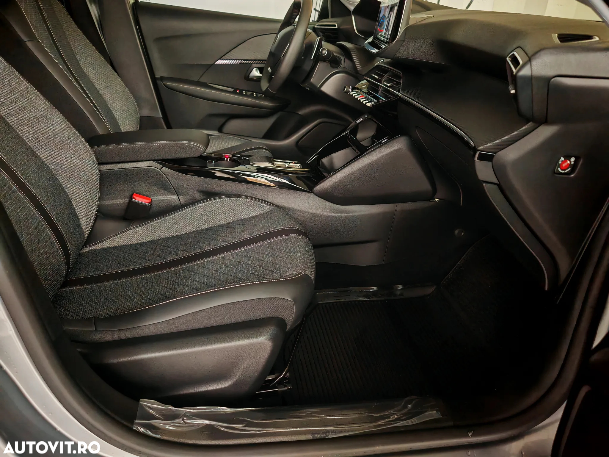 Peugeot 208 1.2 L PureTech STT EAT8 Allure - 16