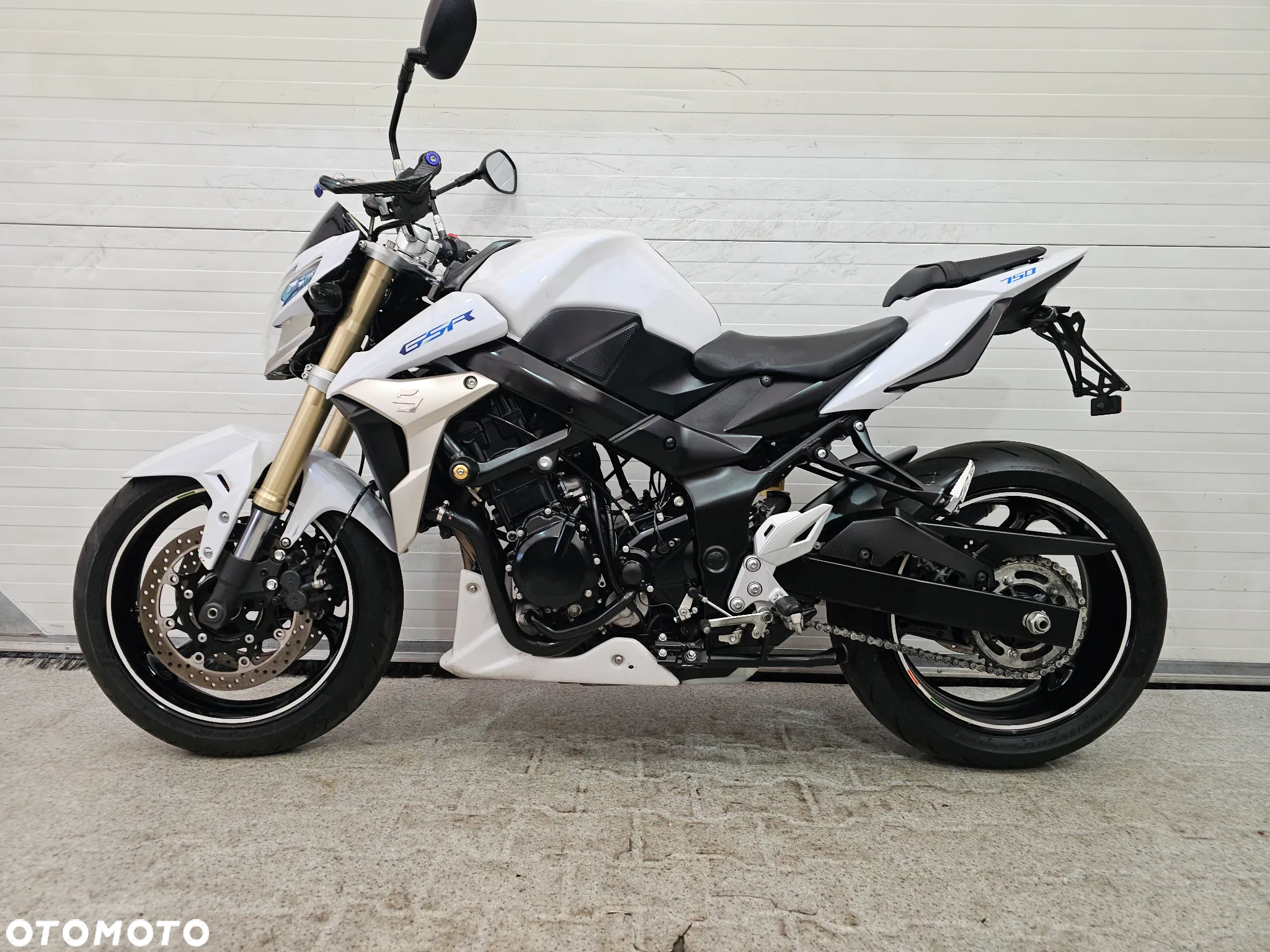 Suzuki GSR - 3