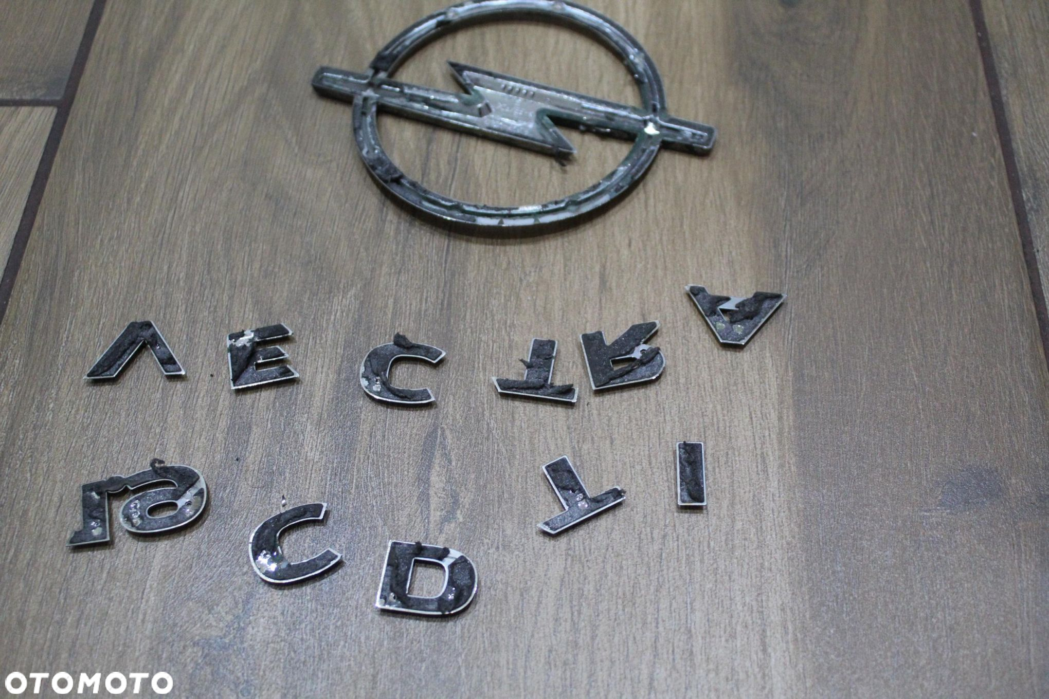 ZNACZEK EMBLEMAT KLAPY TYŁ OPEL VECTRA C - 5