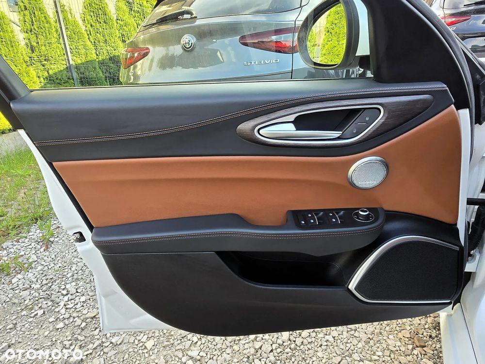 Alfa Romeo Giulia 2.0 Turbo 16V AT8-Q4 Ti - 20