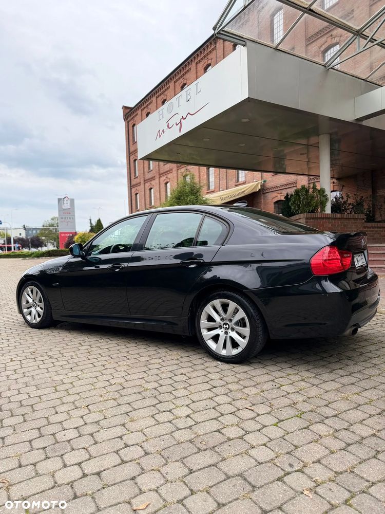 BMW Seria 3 318d DPF Edition Sport - 11