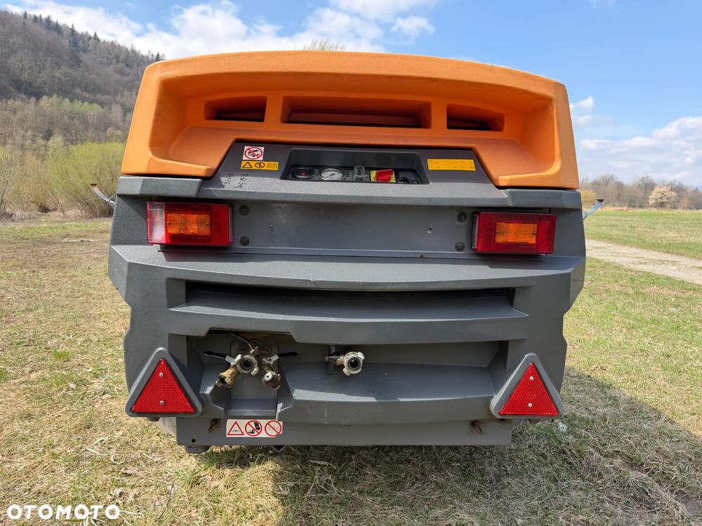 Atlas Copco XAS 97 Kompresor Śrubowy. Sprężarka. 5,5m3. Przyczepa mobilna jezdna do rejestracji. Silnik Deutz! jak Nowy 786 mtg. 2016rok. Import Norwegia! Chłodnica cyklonowa! NAOLEJACZ. Serwisowany w DEKRA Hamulec najazdowy. Opony z 2025roku. Zadbana Maszyna! OKAZJA - 2