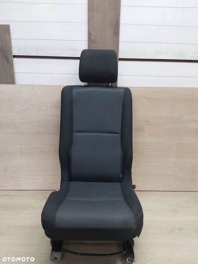 Toyota Corolla Verso II 04-08r fotel LEWY tył tylny 2 II rząd rączka - 3