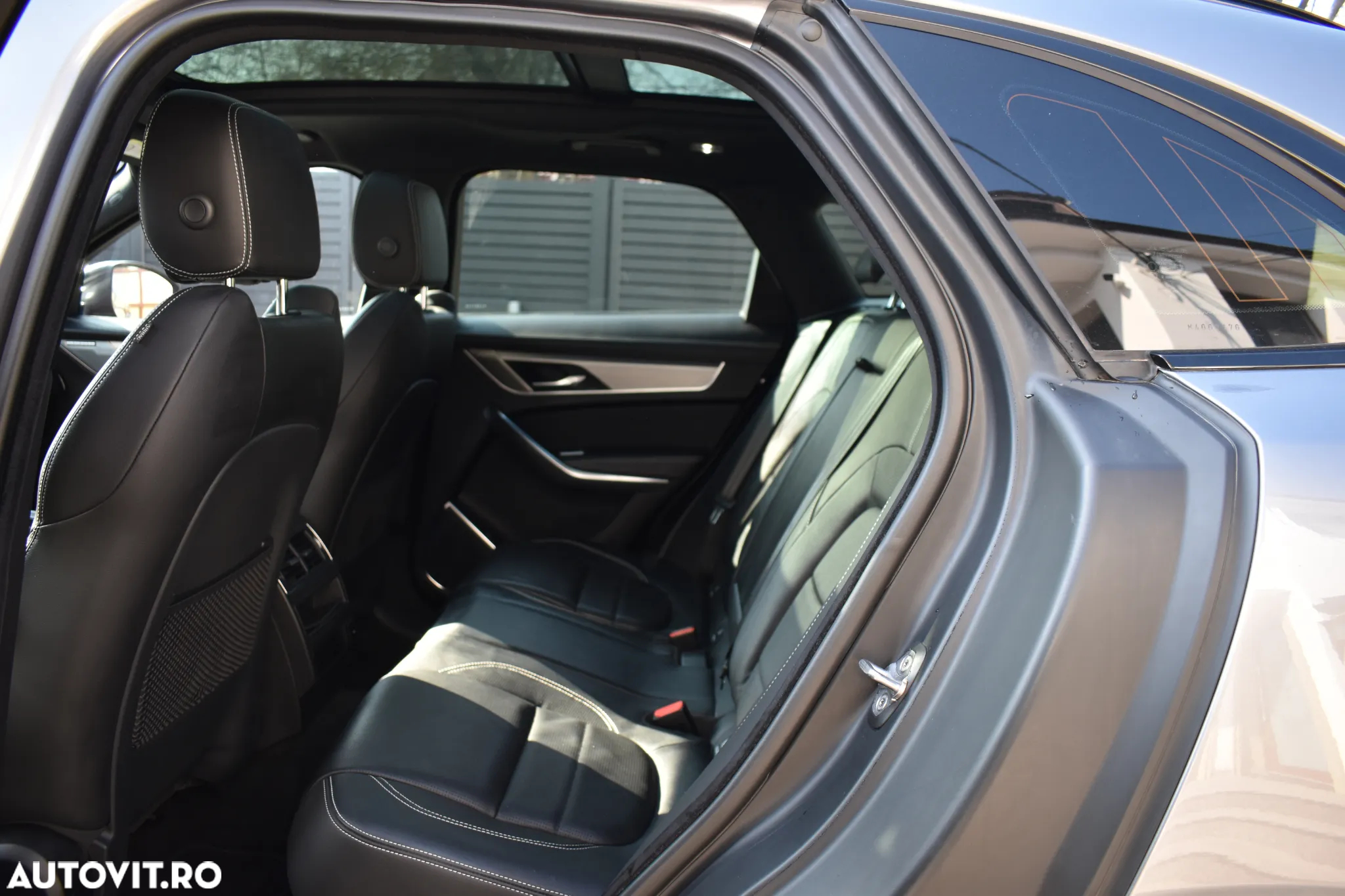 Jaguar F-Pace P400e AWD R-Dynamic SE - 14