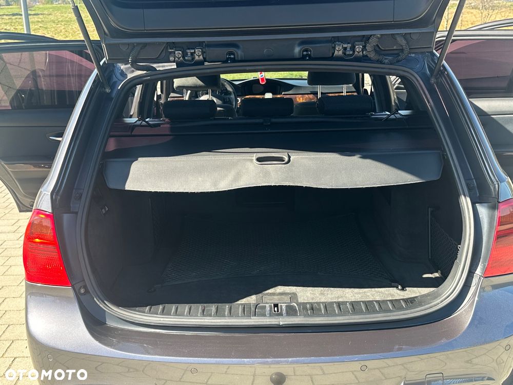 BMW Seria 3 325xi - 23