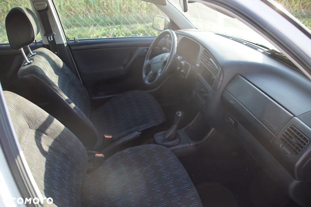 Auto na części - Volkswagen Golf III 1.4 8V 60 KM AEX DGL LB9A 1996R Silnik Skrzynia Drzwi Szyba Lusterko Błotnik Klapa Zderzak Deska Kokpit Sterownik Moduł Czujnik Licznik Kierownica - 13