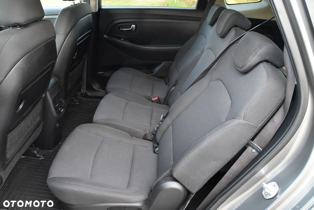 Kia Carens - 12