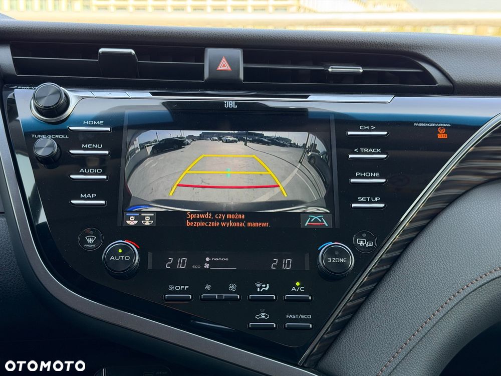 Toyota Camry 2.5 Hybrid Executive CVT - 24