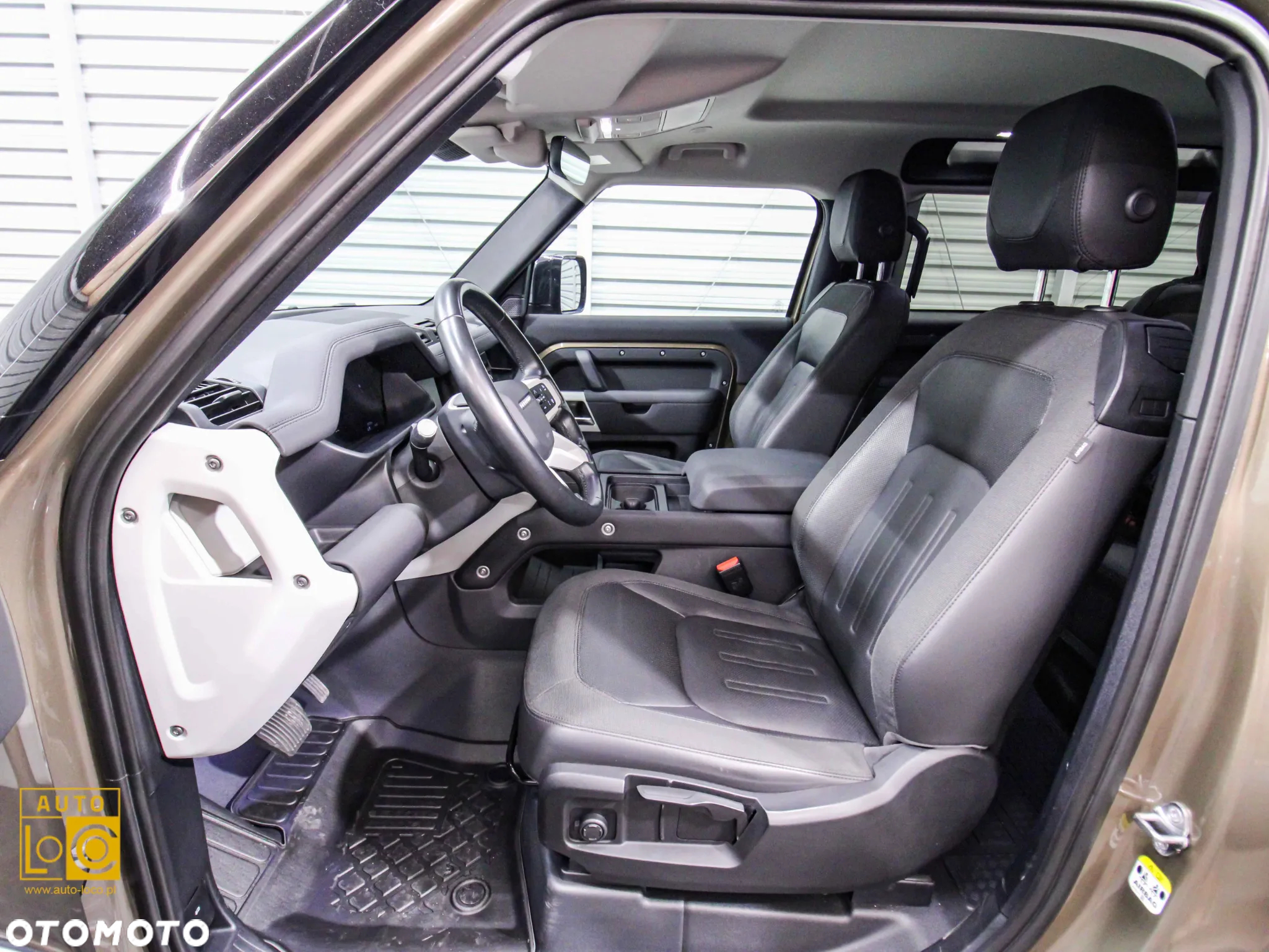Land Rover Defender 90 D250 HSE - 12