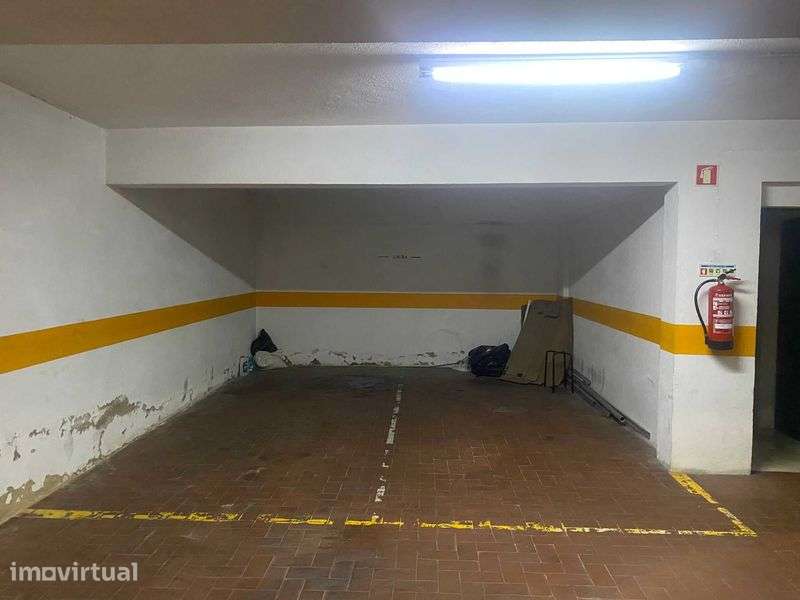 Garagem para arrendamento Praça das Flores - Grande imagem: 2/2