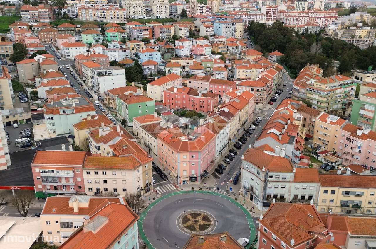PRÉDIO COM POTENCIAL DE RENTABILIZAÇÃO | MINA DE ÁGUA – AMADORA - Grande imagem: 3/54