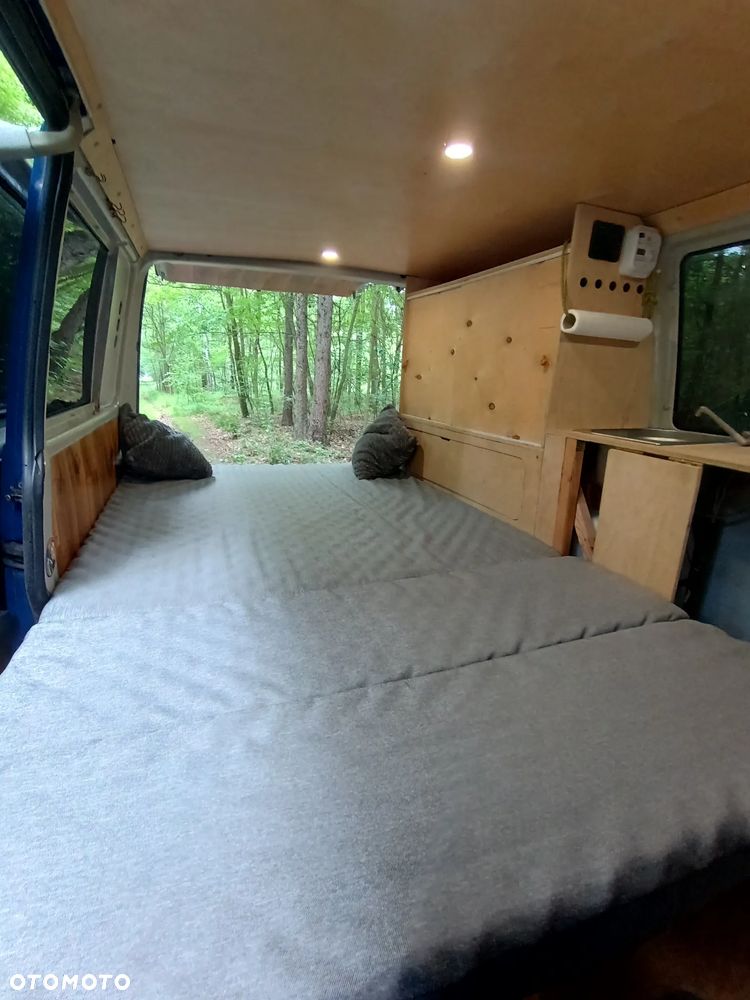 Volkswagen Caravelle - 10